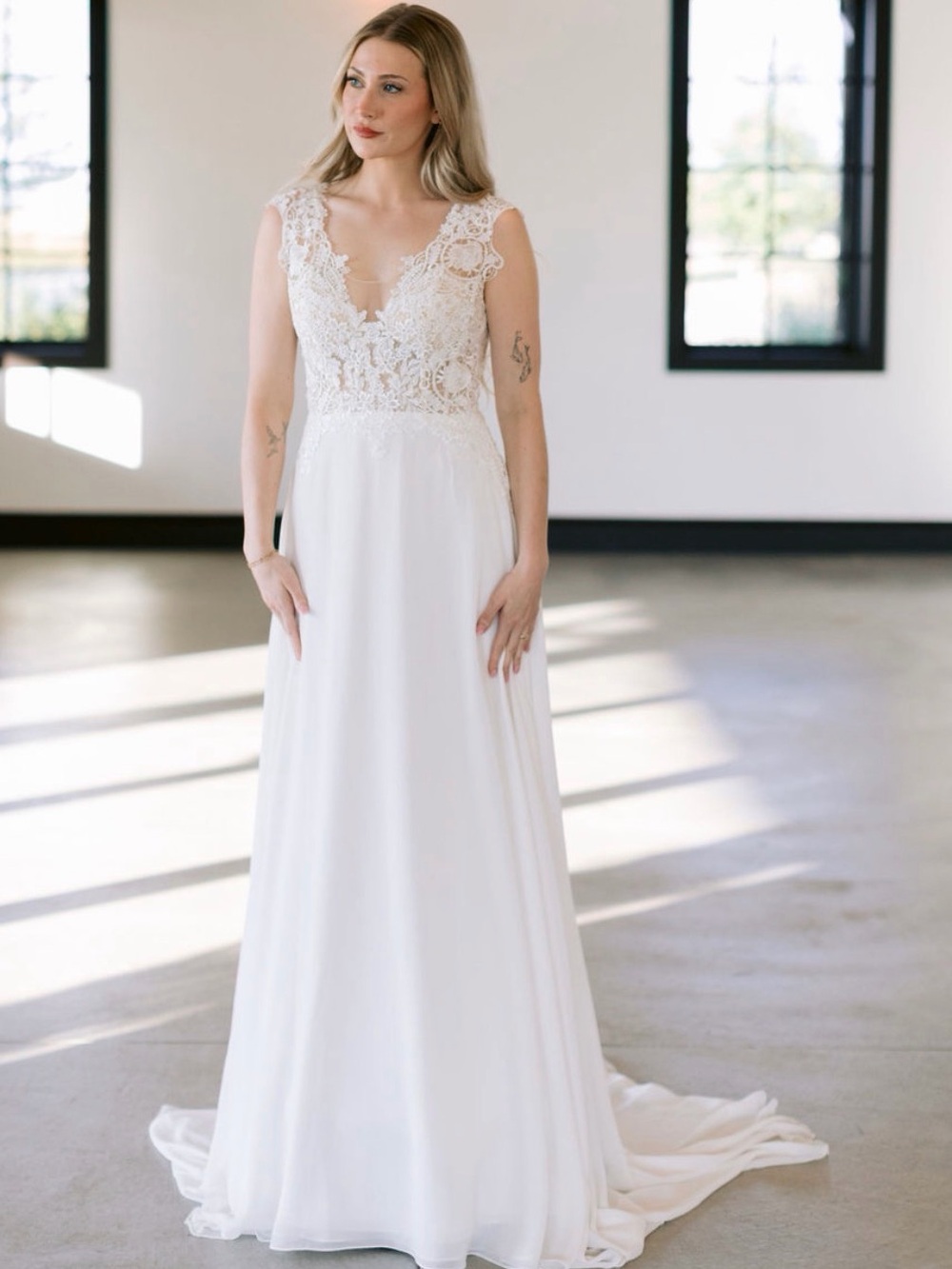Romantic Ivory Lace + Chiffon Sample Wedding Gown 🤍 Pearl Detail